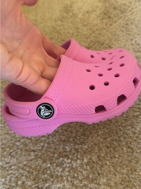 CROCS Kids Classic Clog in Bright Pink